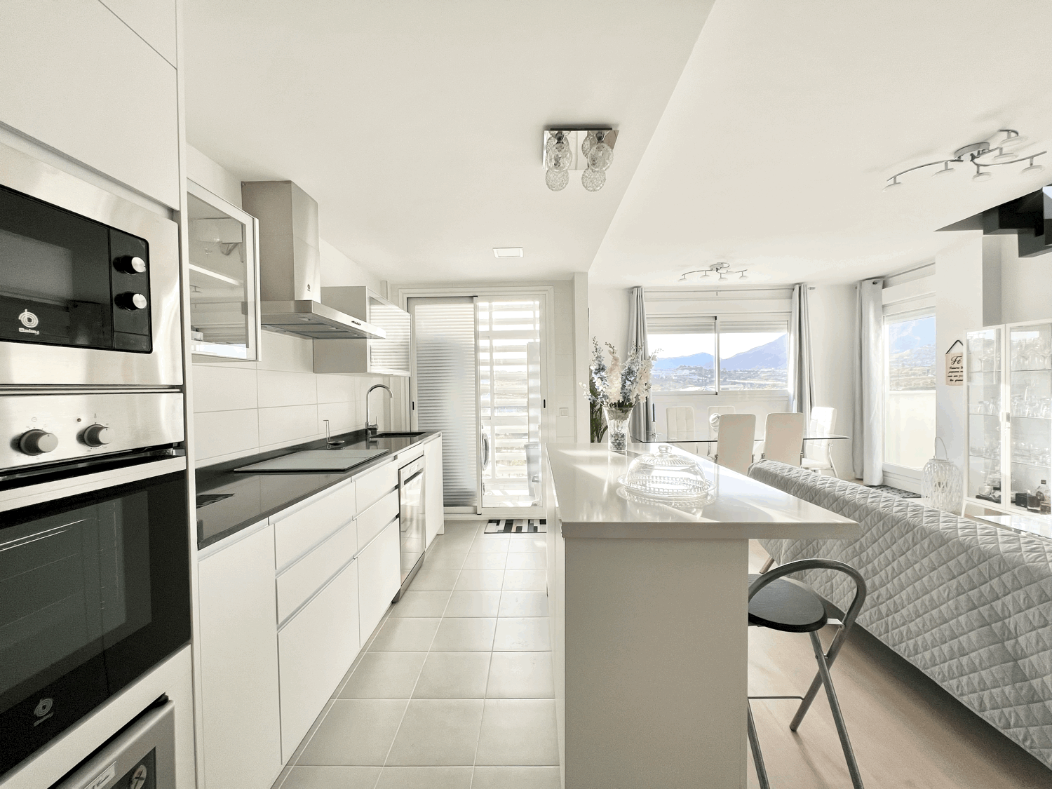 Beautiful three-bedroom penthouse in Estepona with parking space, storage room, and communal pool