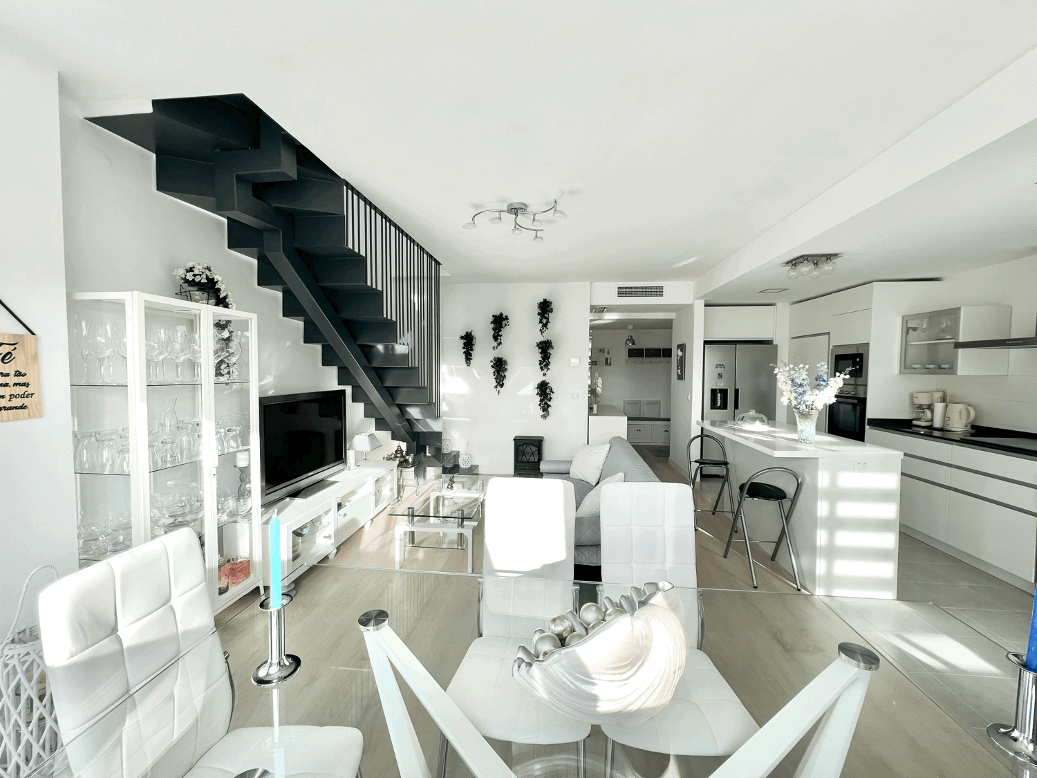 Beautiful three-bedroom penthouse in Estepona with parking space, storage room, and communal pool