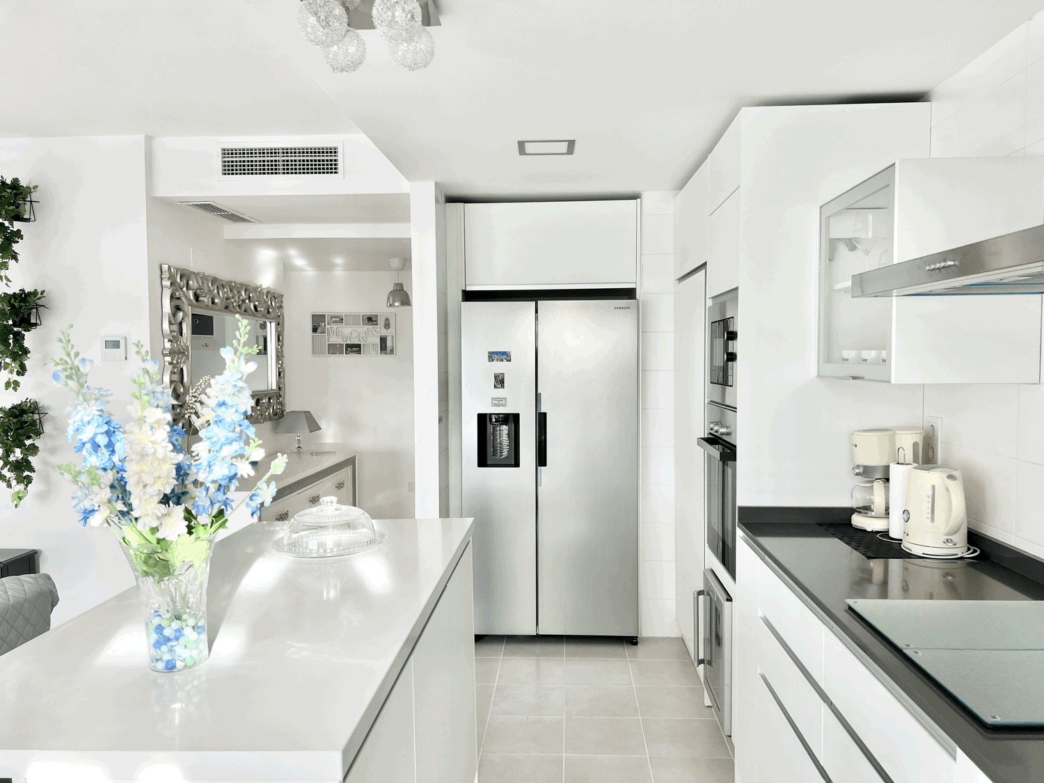 Beautiful three-bedroom penthouse in Estepona with parking space, storage room, and communal pool