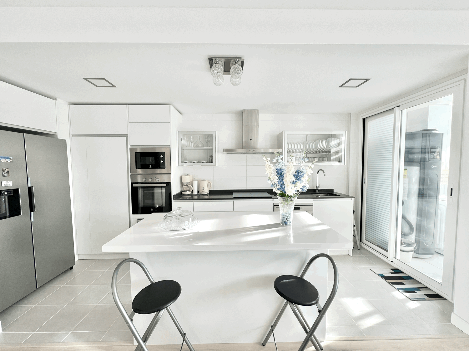 Beautiful three-bedroom penthouse in Estepona with parking space, storage room, and communal pool