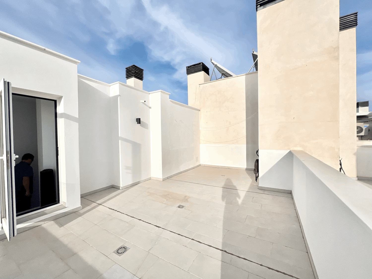 Beautiful three-bedroom penthouse in Estepona with parking space, storage room, and communal pool