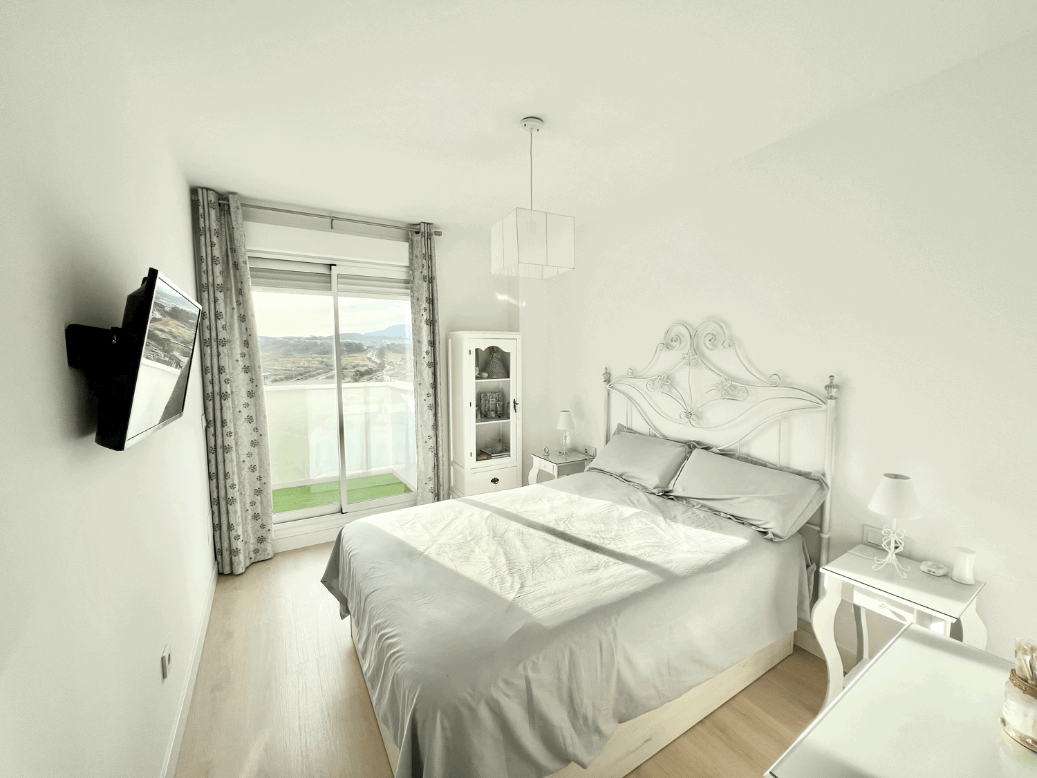 Beautiful three-bedroom penthouse in Estepona with parking space, storage room, and communal pool