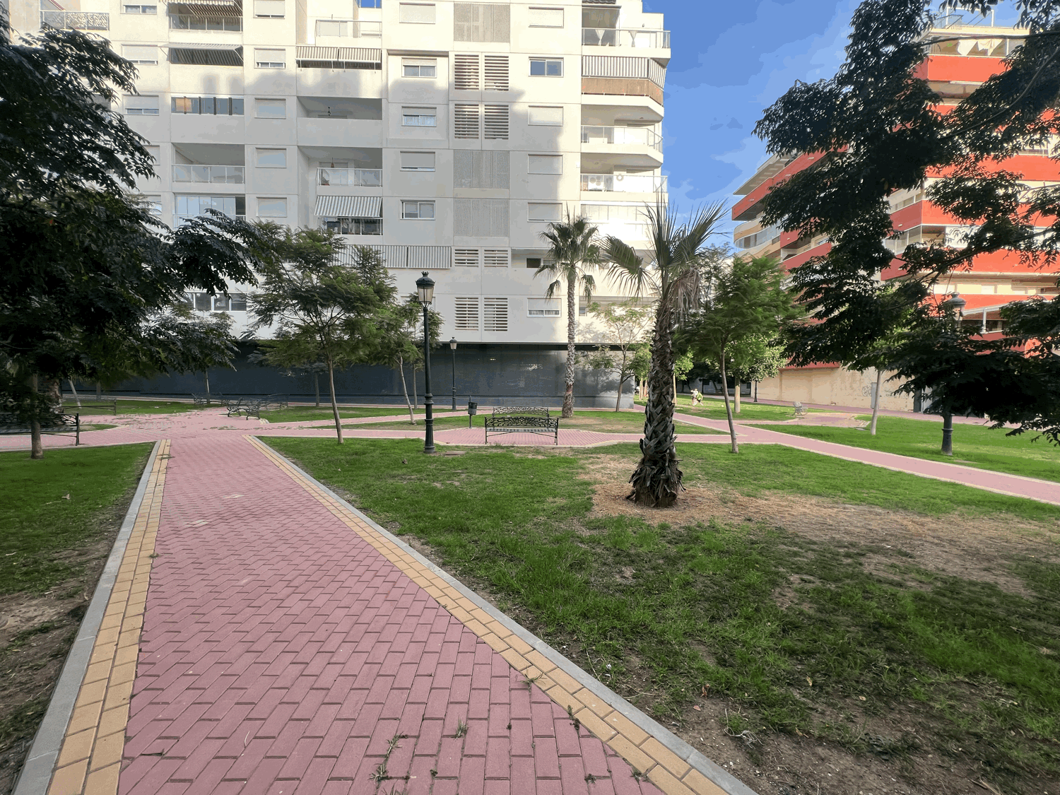 Beautiful three-bedroom penthouse in Estepona with parking space, storage room, and communal pool