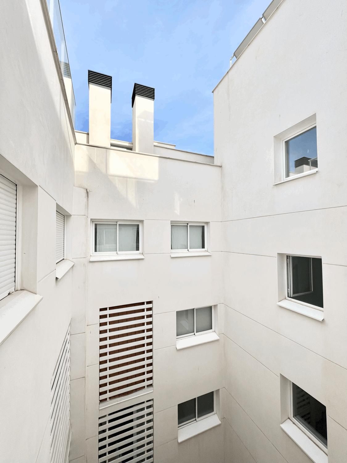 Beautiful three-bedroom penthouse in Estepona with parking space, storage room, and communal pool