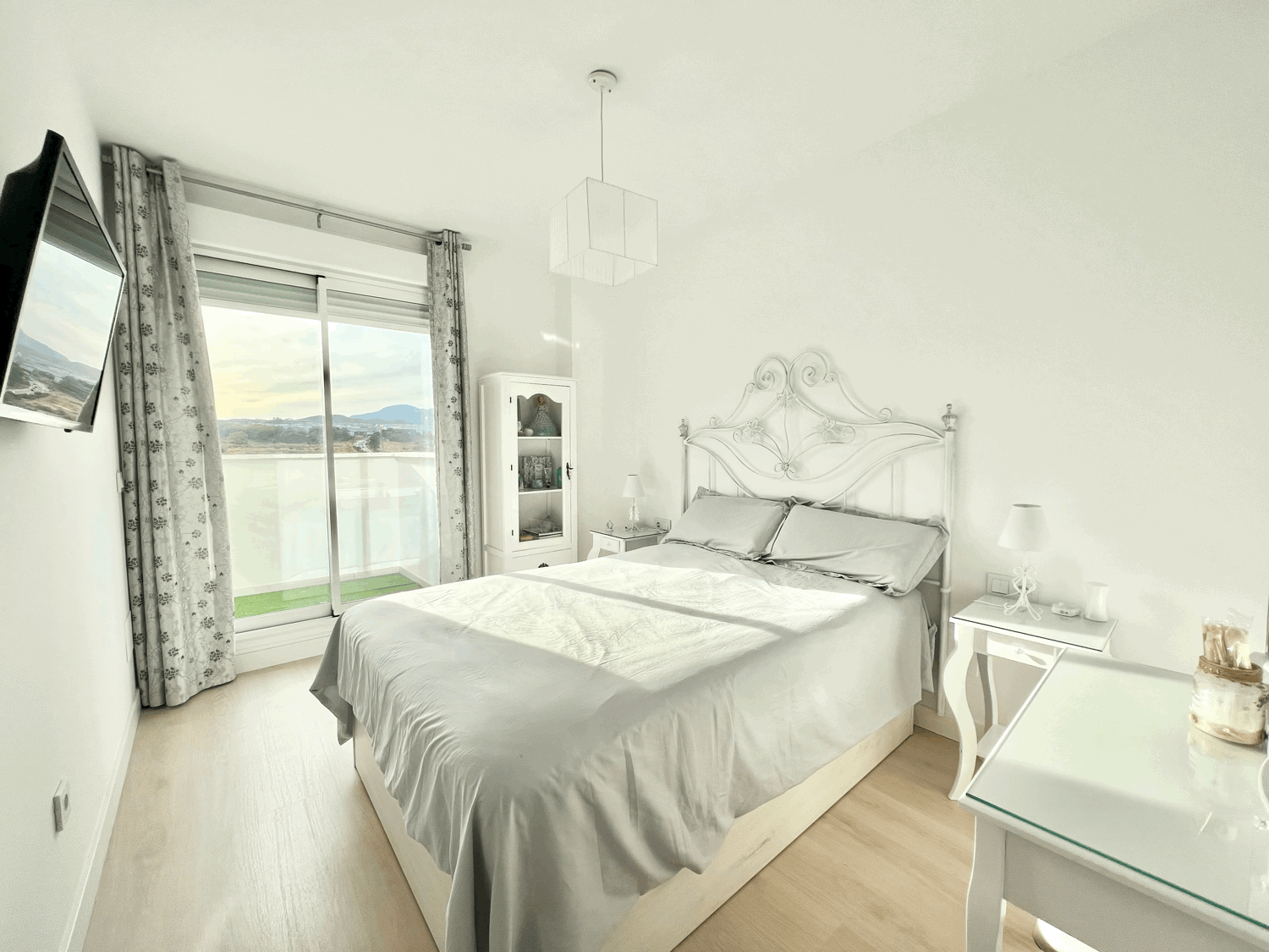Beautiful three-bedroom penthouse in Estepona with parking space, storage room, and communal pool