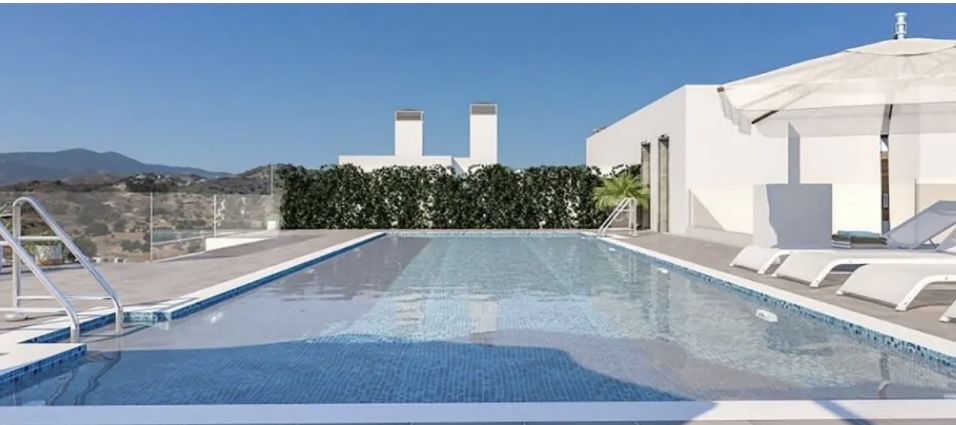 Beautiful three-bedroom penthouse in Estepona with parking space, storage room, and communal pool