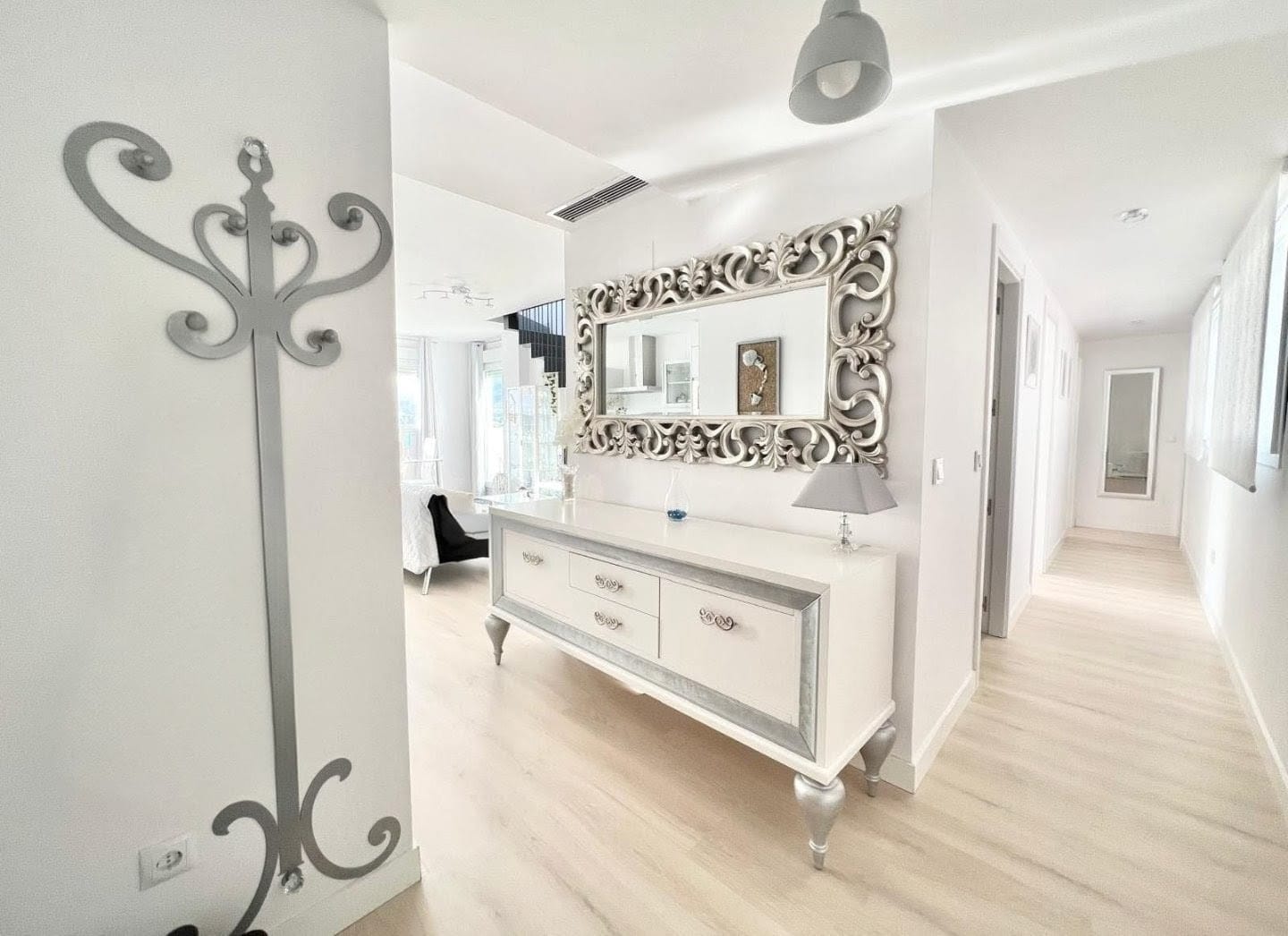 Beautiful three-bedroom penthouse in Estepona with parking space, storage room, and communal pool