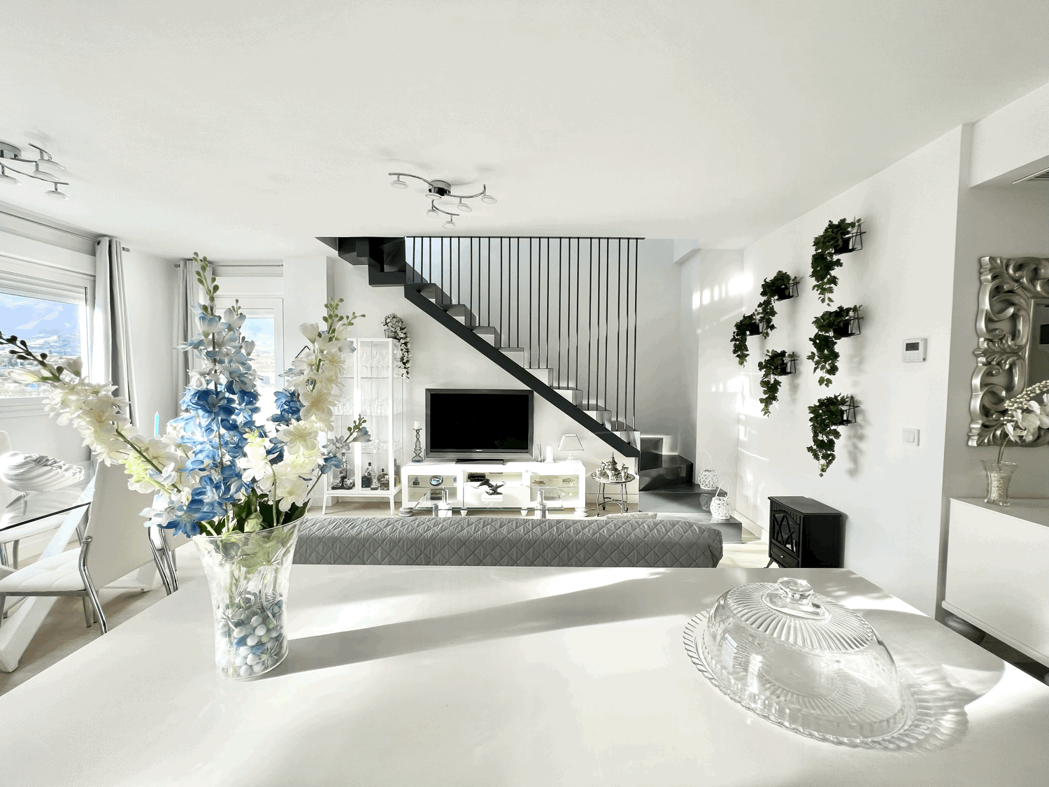 Beautiful three-bedroom penthouse in Estepona with parking space, storage room, and communal pool