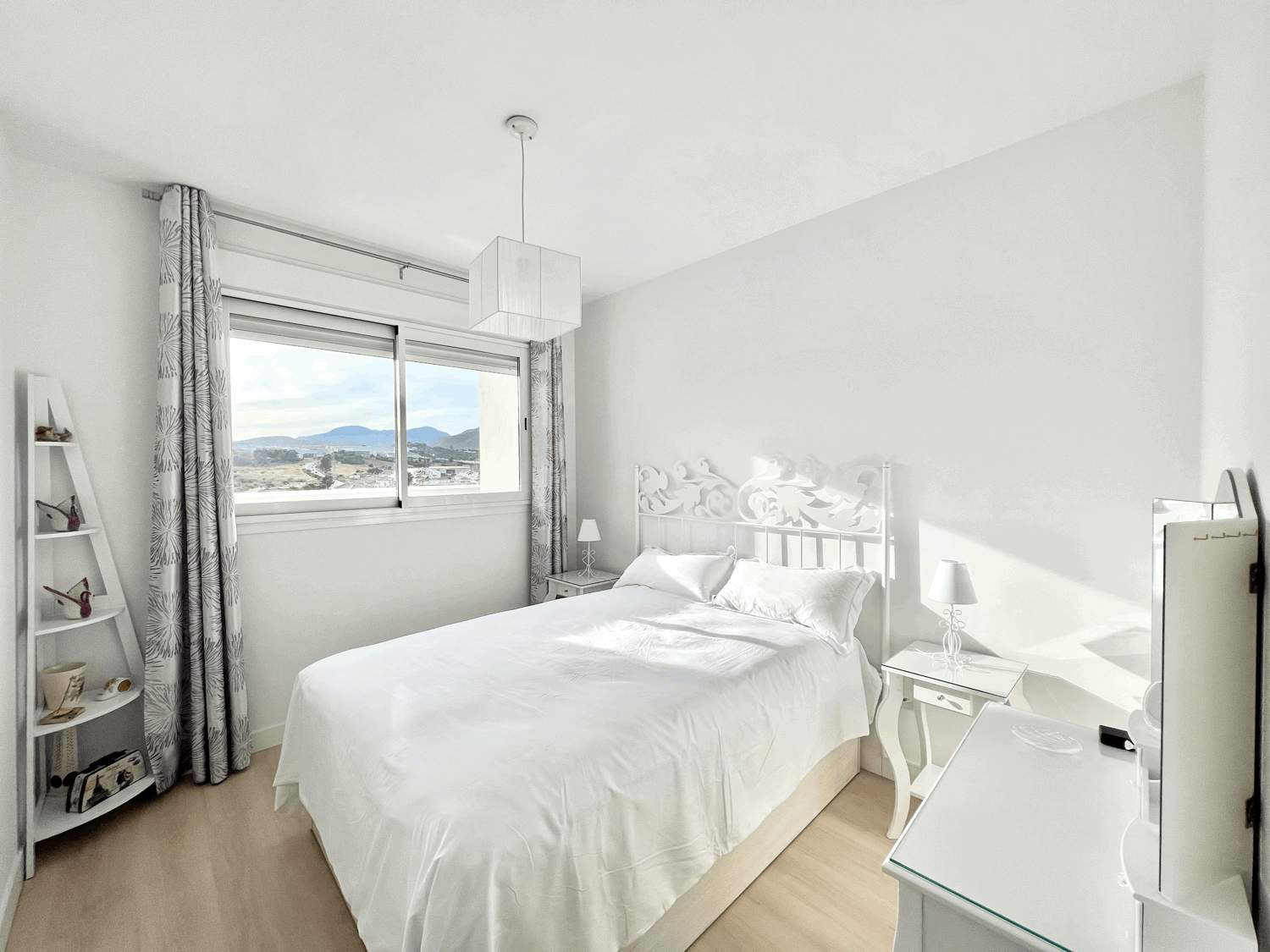 Beautiful three-bedroom penthouse in Estepona with parking space, storage room, and communal pool