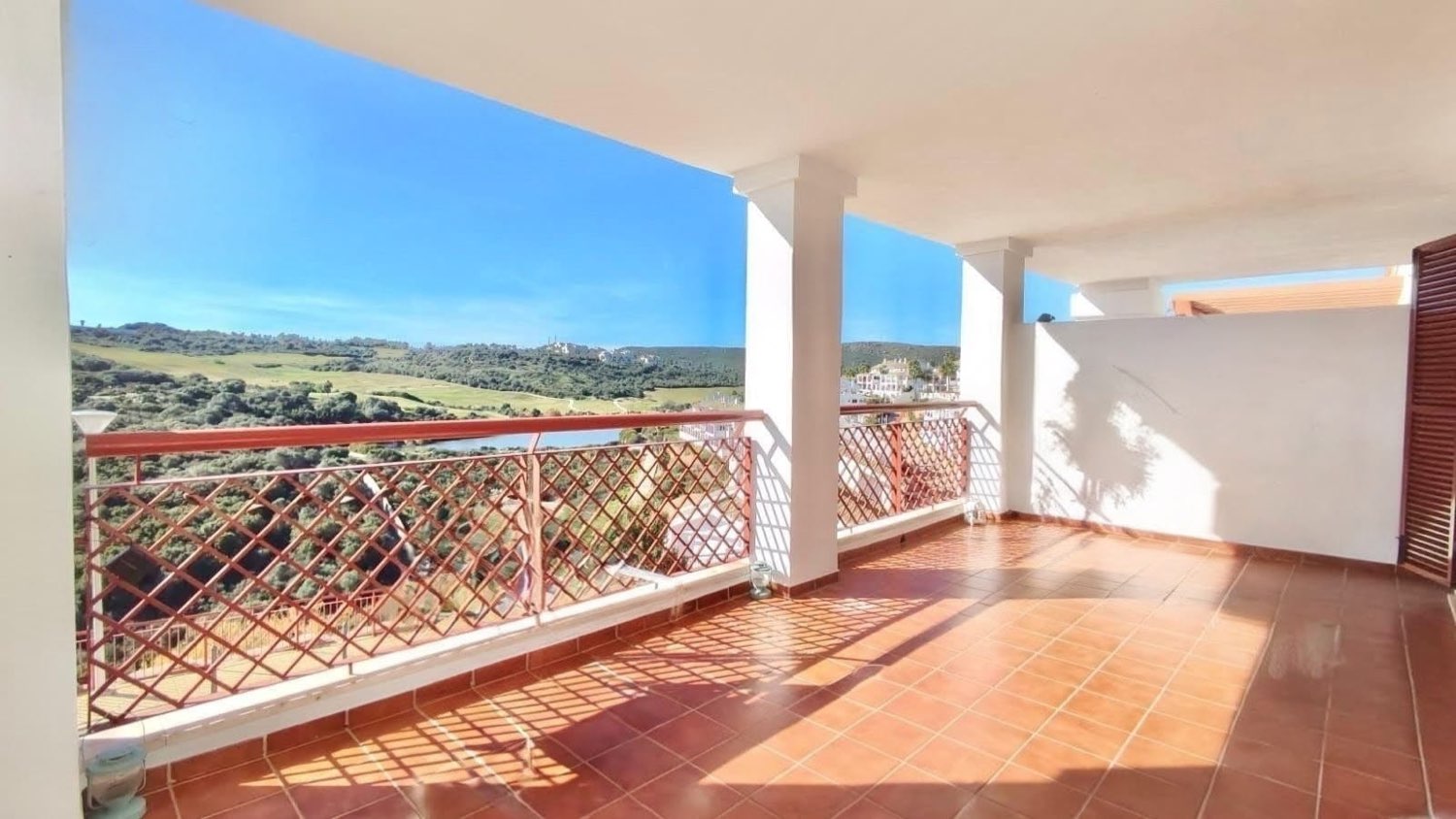 Splendid  three-bedroom apartment with stunning sea and golf views in Alcaidesa