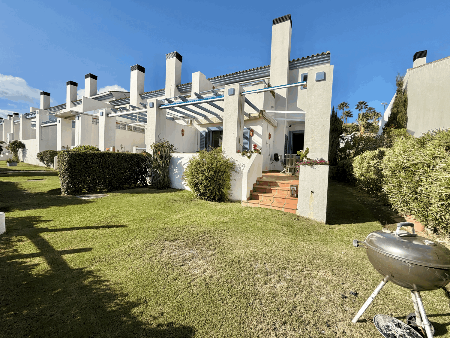 Spectacular sea views from this semi-detached villa right on the golf course and beachfront in Alcaidesa