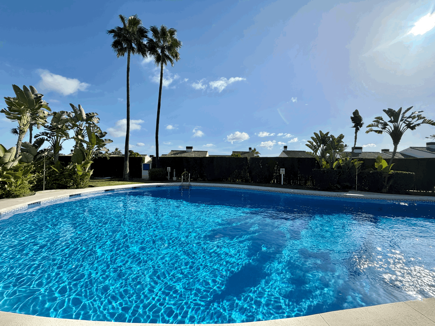 Spectacular sea views from this semi-detached villa right on the golf course and beachfront in Alcaidesa