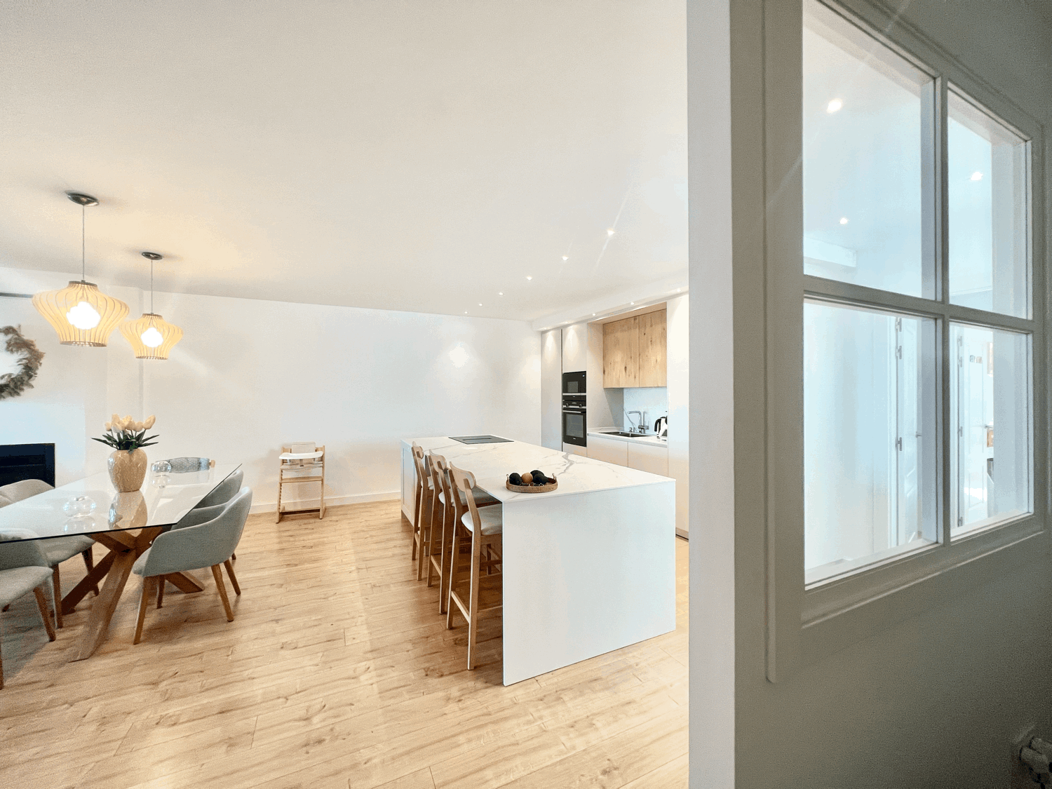 Spectacular ground floor apartment with garden, fully renovated, with three bedrooms and open sea views.