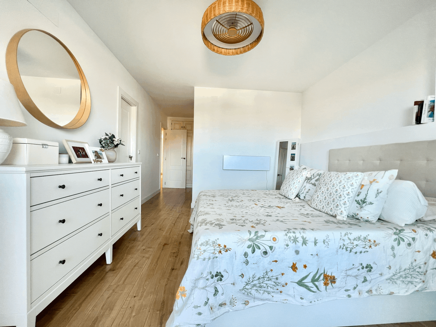 Spectacular ground floor apartment with garden, fully renovated, with three bedrooms and open sea views.