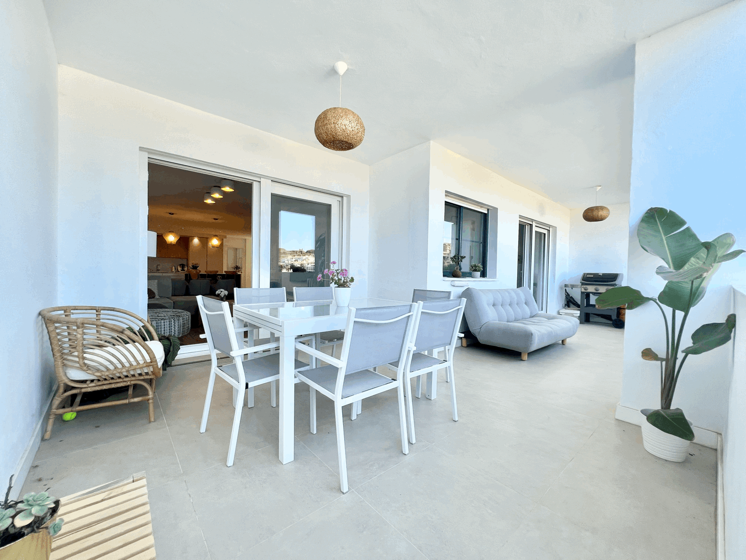 Spectacular ground floor apartment with garden, fully renovated, with three bedrooms and open sea views.