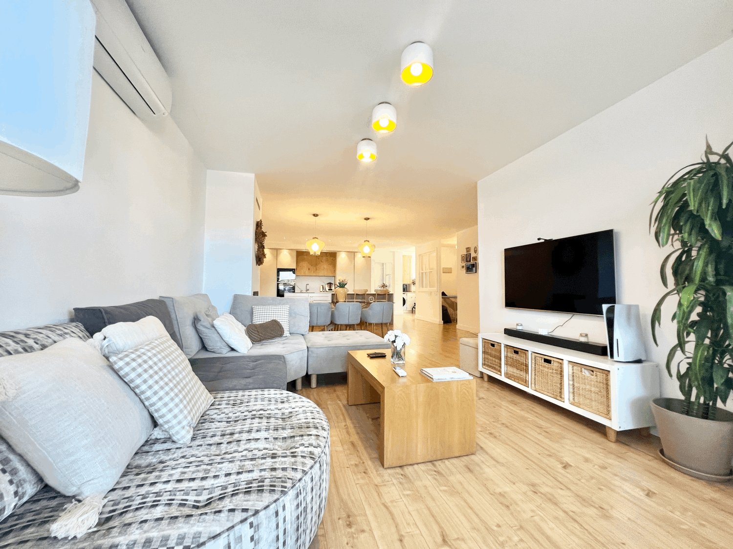 Spectacular ground floor apartment with garden, fully renovated, with three bedrooms and open sea views.