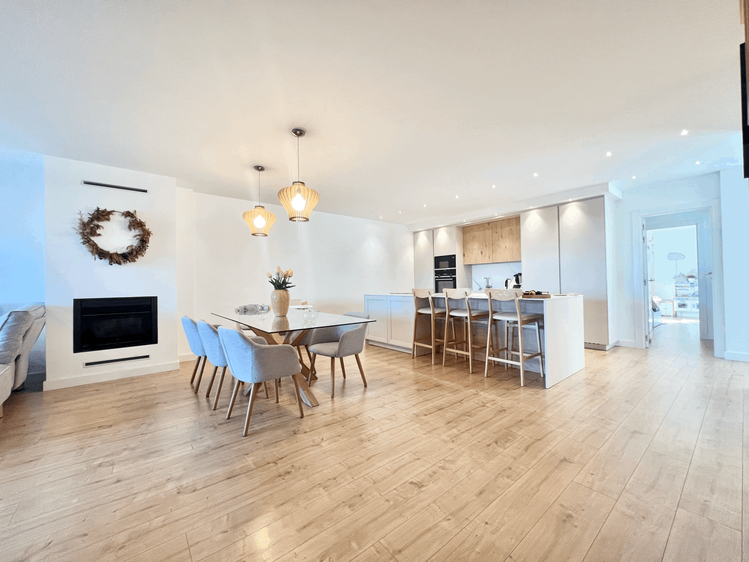 Spectacular ground floor apartment with garden, fully renovated, with three bedrooms and open sea views.