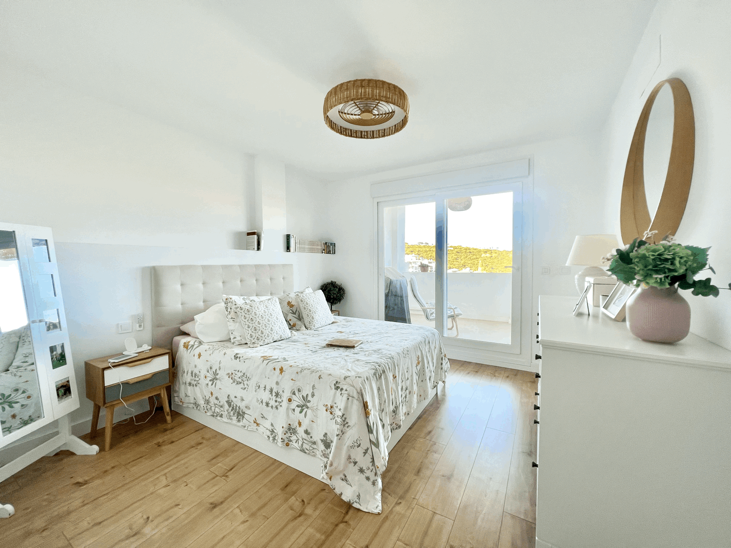 Spectacular ground floor apartment with garden, fully renovated, with three bedrooms and open sea views.