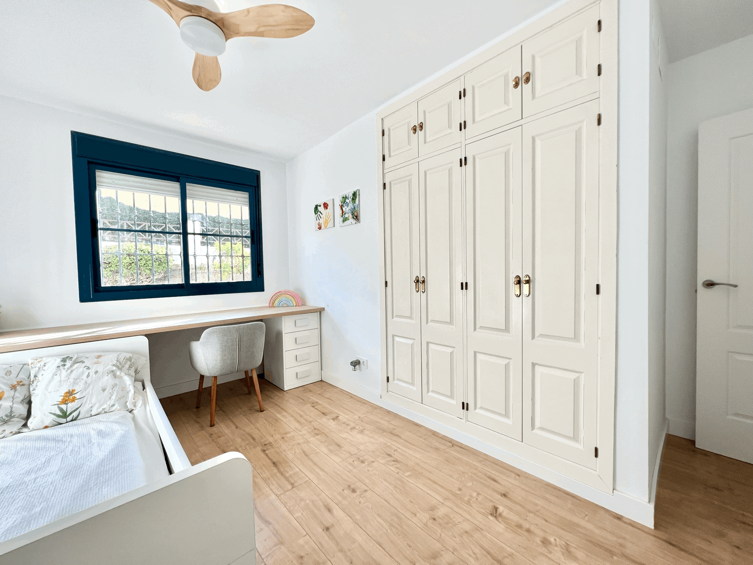 Spectacular ground floor apartment with garden, fully renovated, with three bedrooms and open sea views.