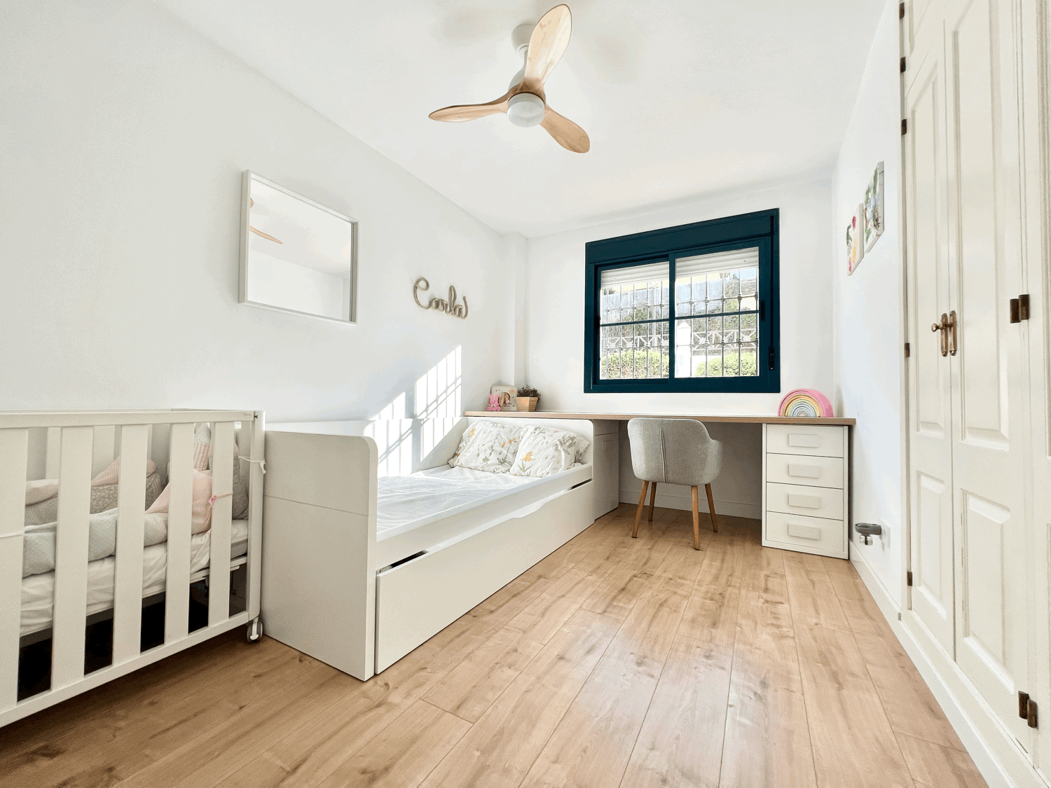 Spectacular ground floor apartment with garden, fully renovated, with three bedrooms and open sea views.