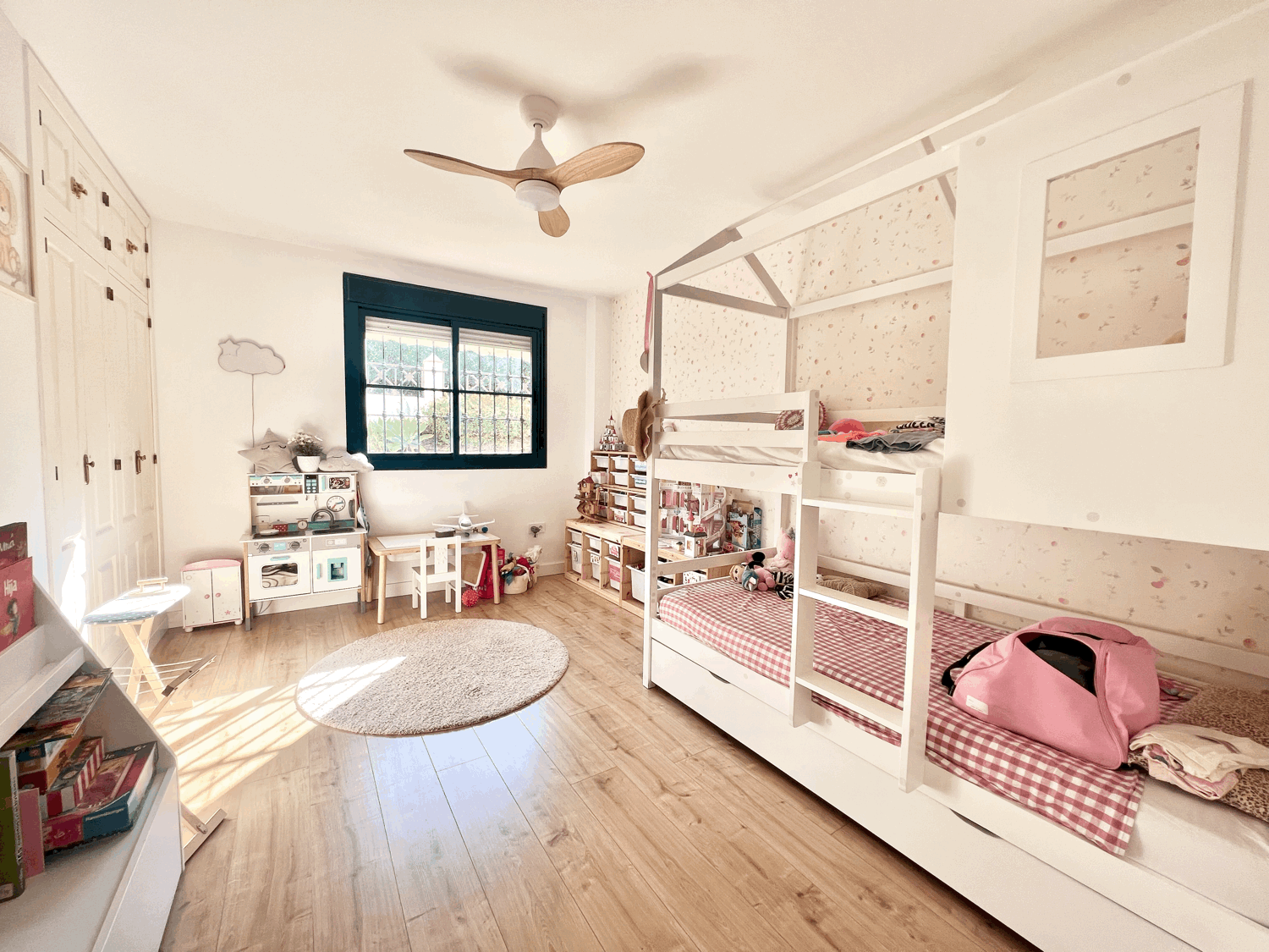 Spectacular ground floor apartment with garden, fully renovated, with three bedrooms and open sea views.