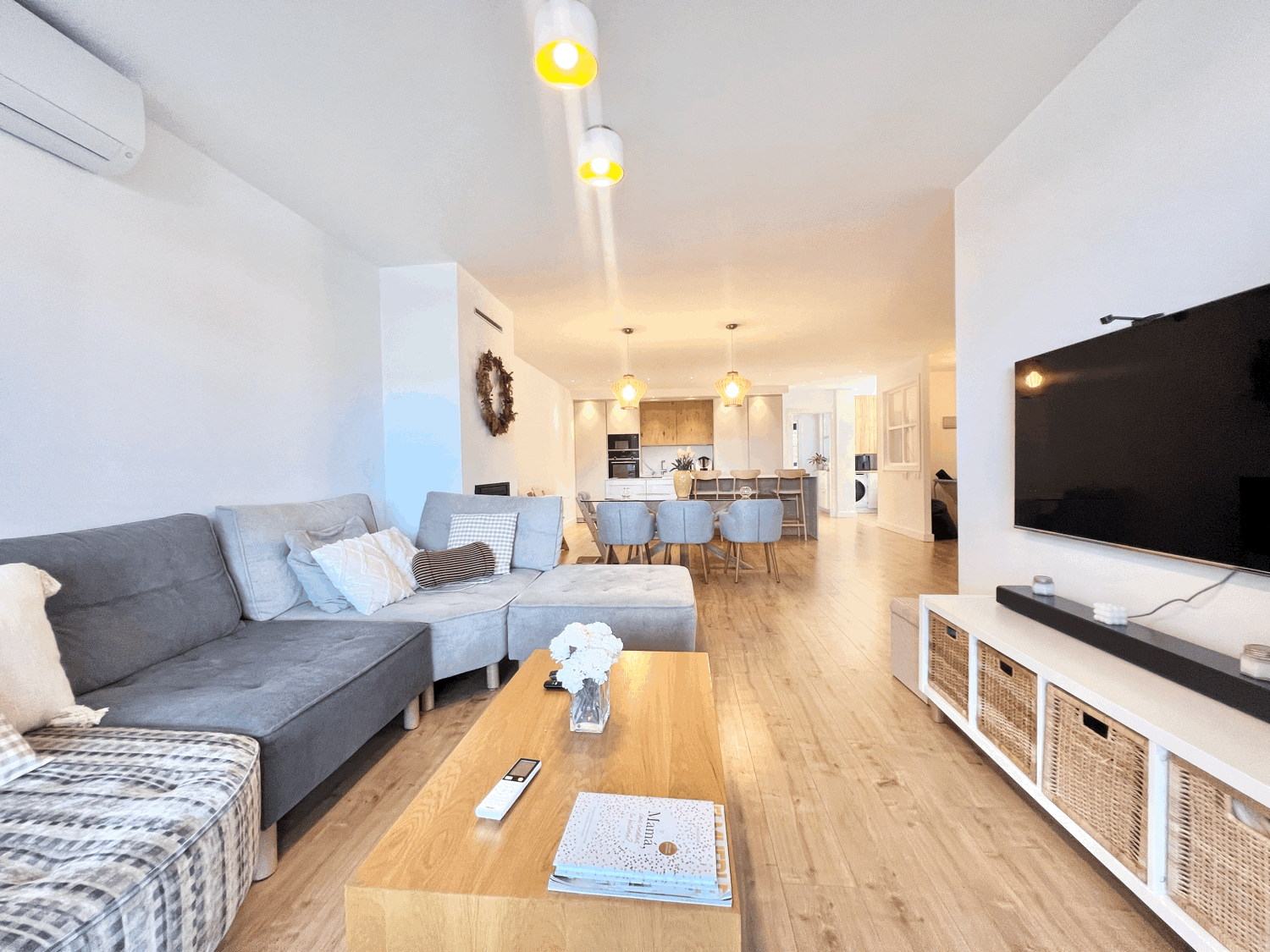 Spectacular ground floor apartment with garden, fully renovated, with three bedrooms and open sea views.