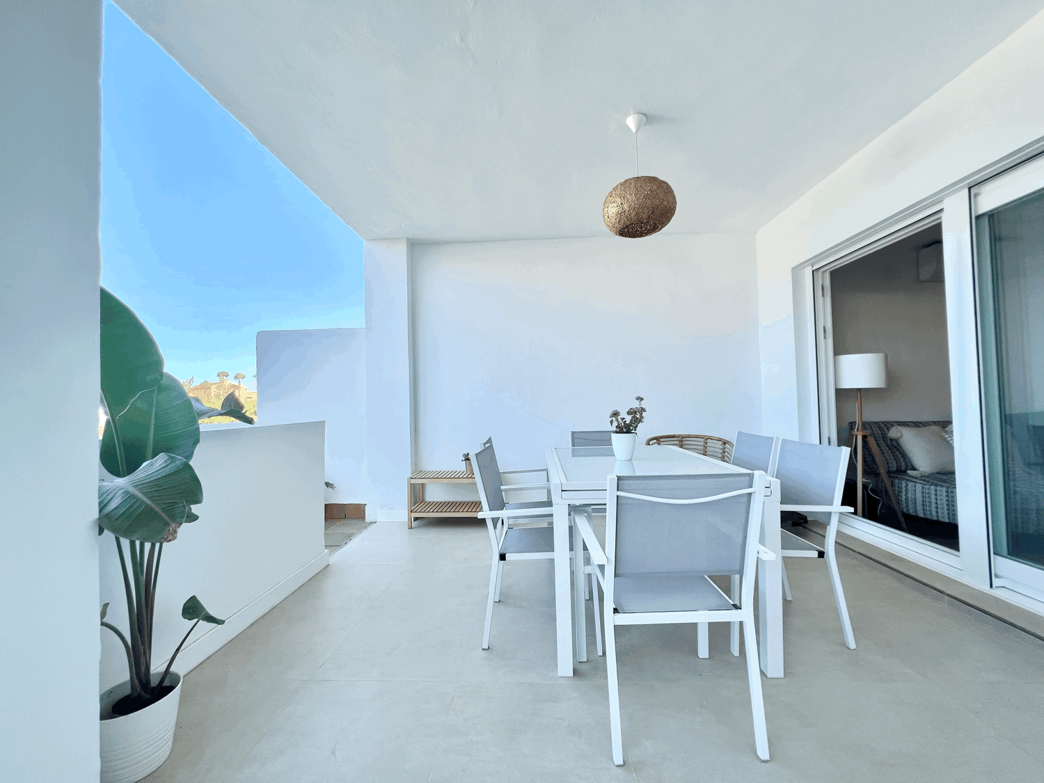 Spectacular ground floor apartment with garden, fully renovated, with three bedrooms and open sea views.