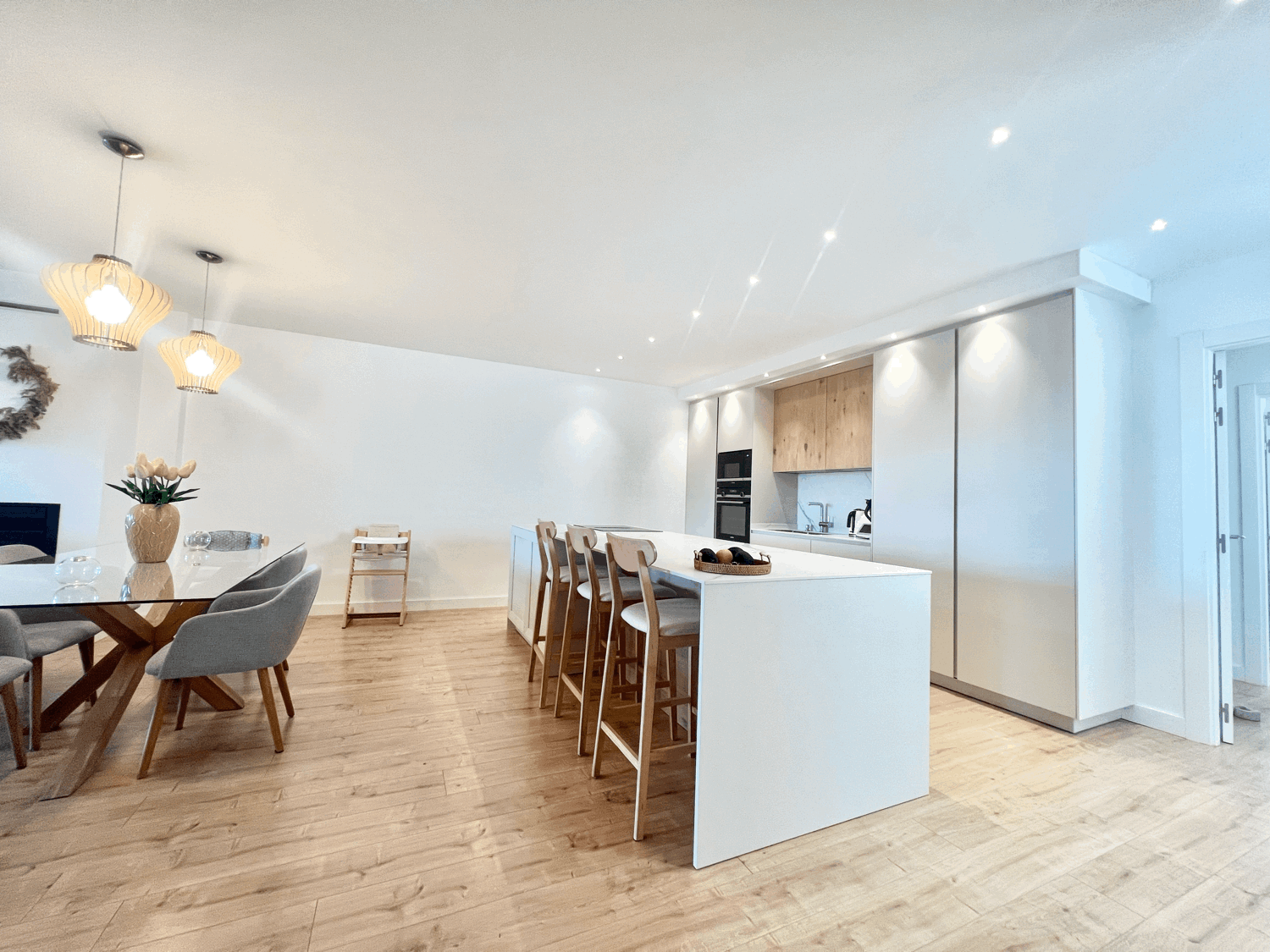 Spectacular ground floor apartment with garden, fully renovated, with three bedrooms and open sea views.