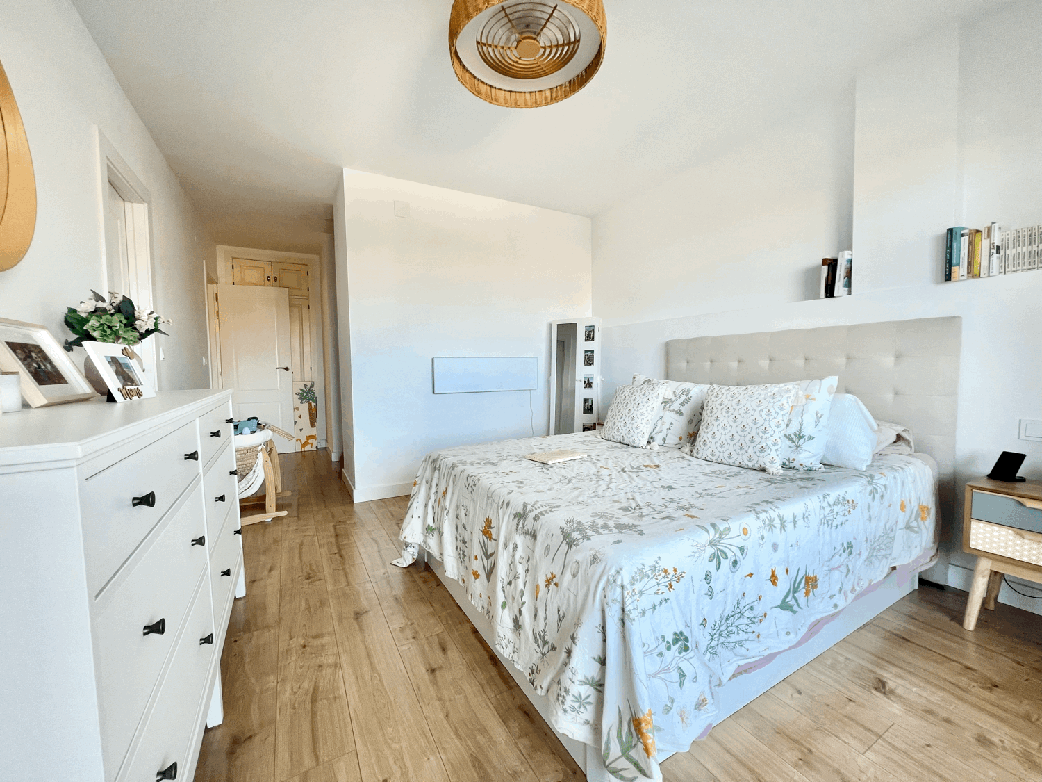 Spectacular ground floor apartment with garden, fully renovated, with three bedrooms and open sea views.