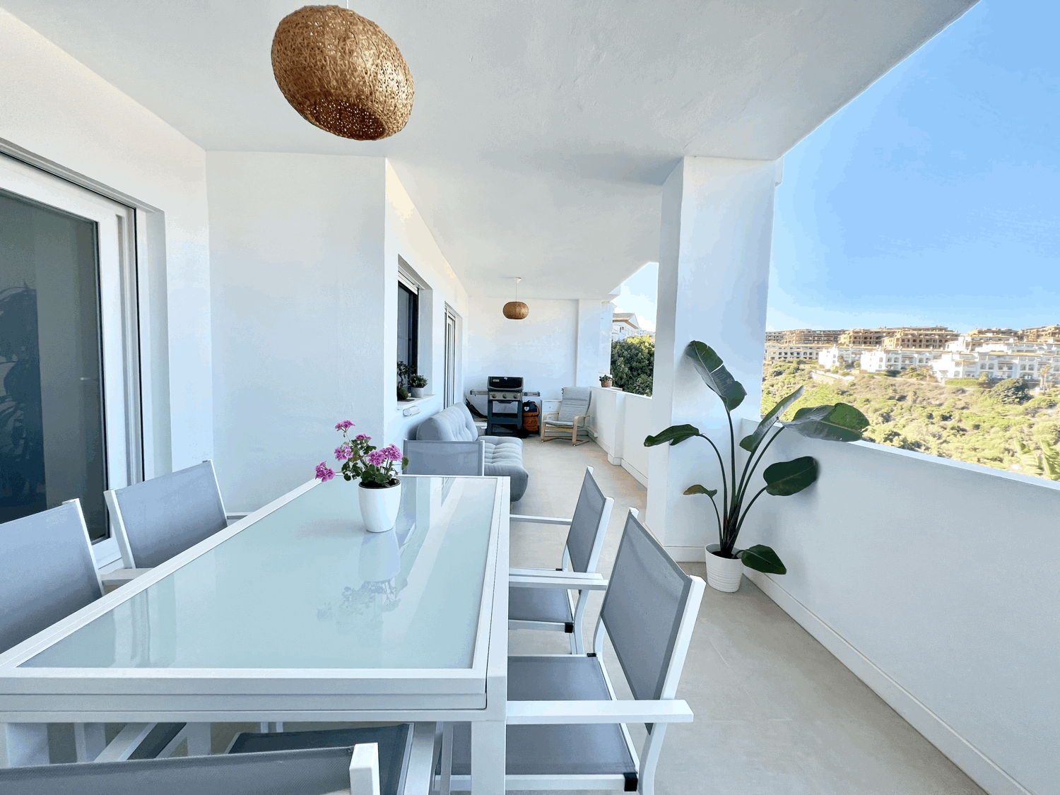 Spectacular ground floor apartment with garden, fully renovated, with three bedrooms and open sea views.