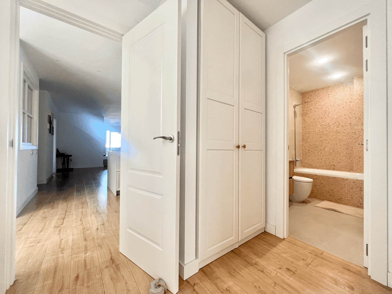 Spectacular ground floor apartment with garden, fully renovated, with three bedrooms and open sea views.