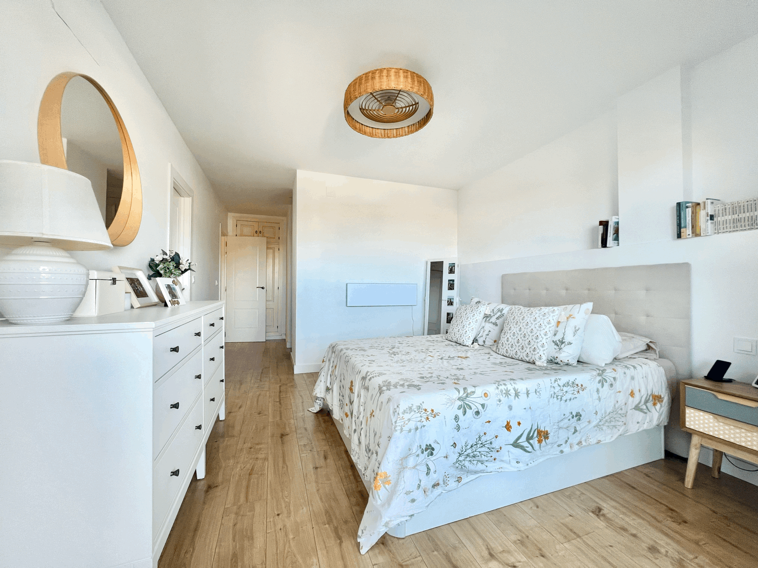 Spectacular ground floor apartment with garden, fully renovated, with three bedrooms and open sea views.