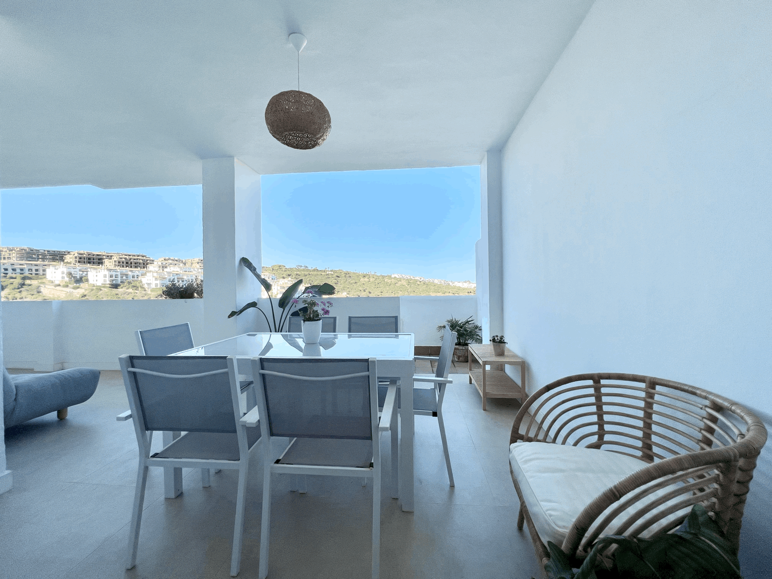 Spectacular ground floor apartment with garden, fully renovated, with three bedrooms and open sea views.