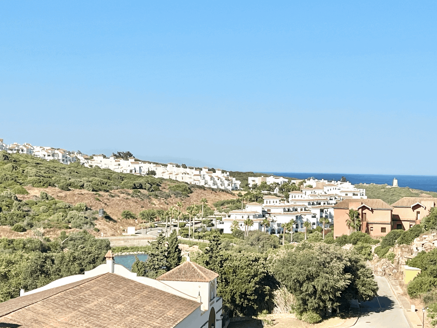 Spectacular ground floor apartment with garden, fully renovated, with three bedrooms and open sea views.