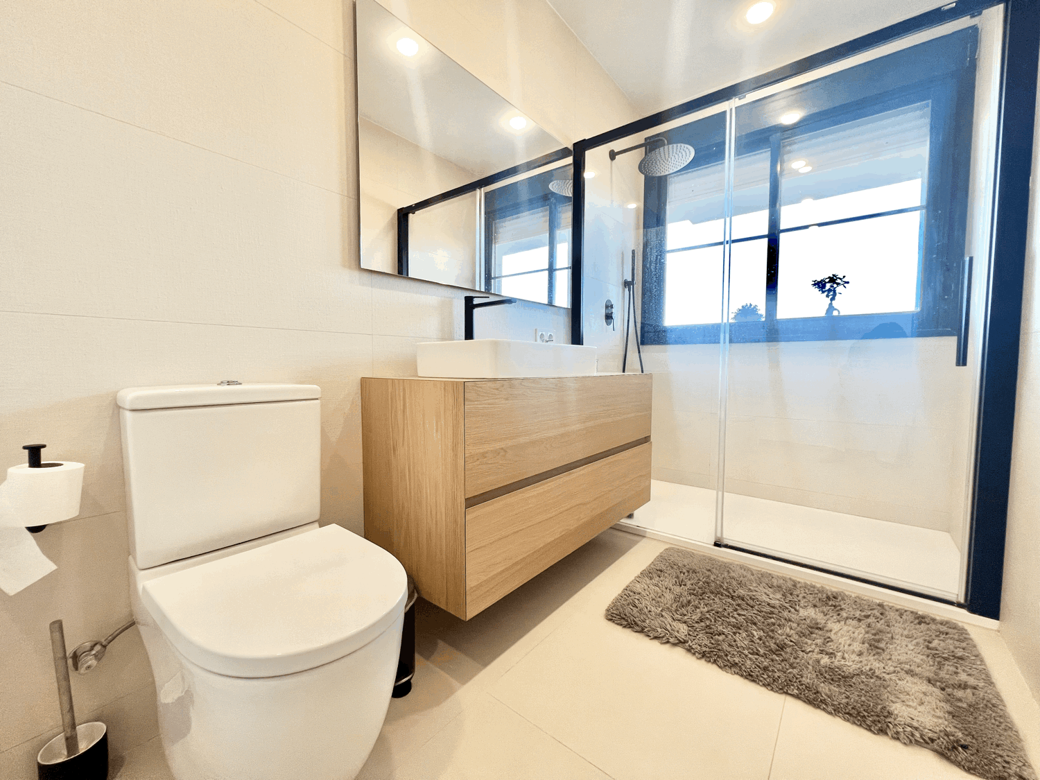 Spectacular ground floor apartment with garden, fully renovated, with three bedrooms and open sea views.