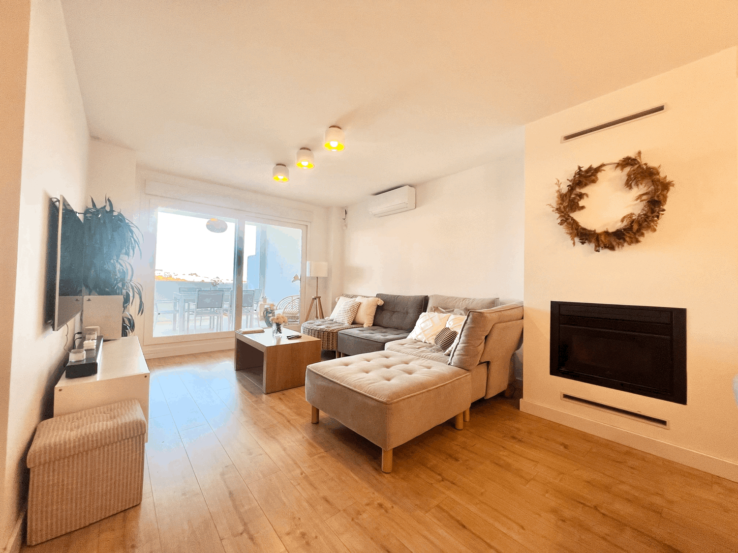 Spectacular ground floor apartment with garden, fully renovated, with three bedrooms and open sea views.