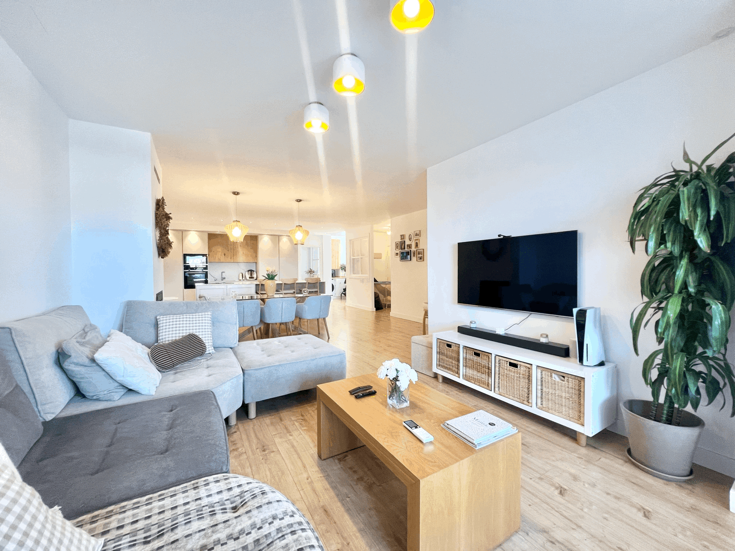 Spectacular ground floor apartment with garden, fully renovated, with three bedrooms and open sea views.