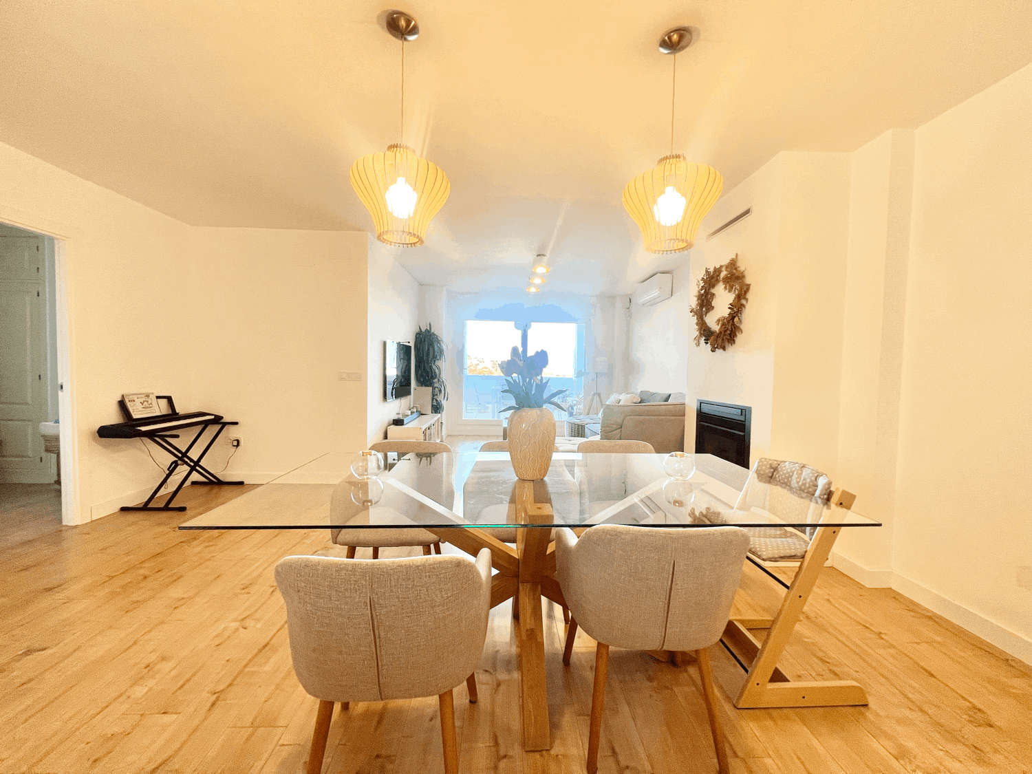 Spectacular ground floor apartment with garden, fully renovated, with three bedrooms and open sea views.