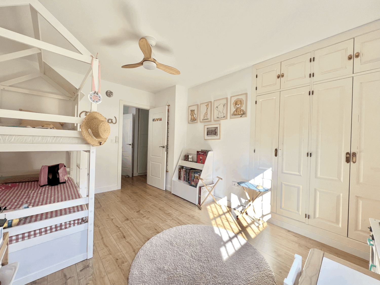 Spectacular ground floor apartment with garden, fully renovated, with three bedrooms and open sea views.