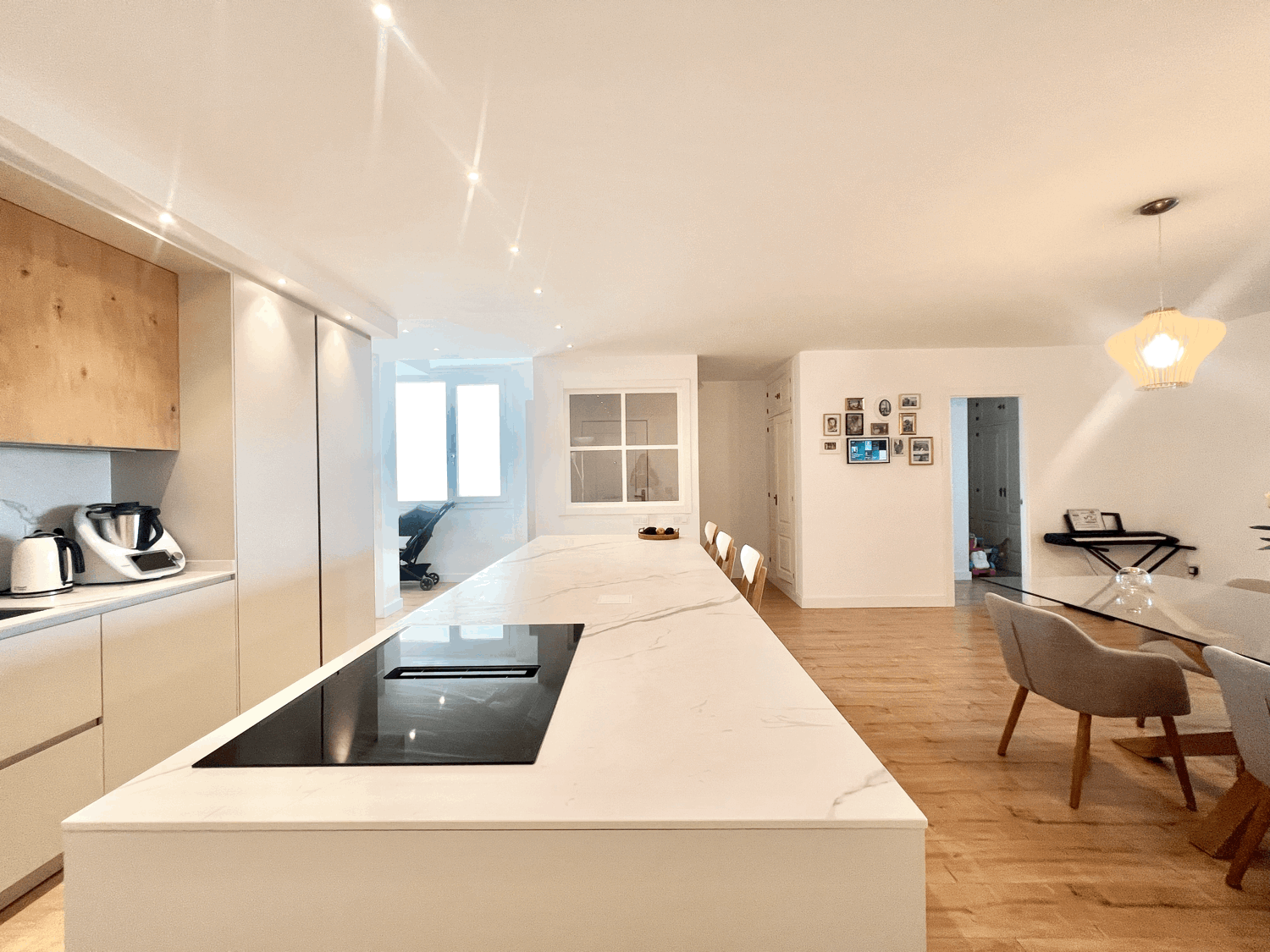 Spectacular ground floor apartment with garden, fully renovated, with three bedrooms and open sea views.