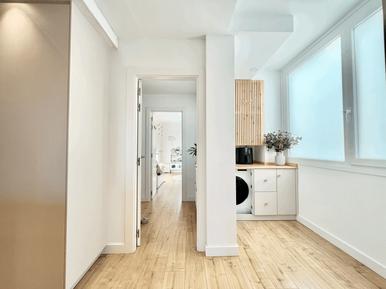 Spectacular ground floor apartment with garden, fully renovated, with three bedrooms and open sea views.