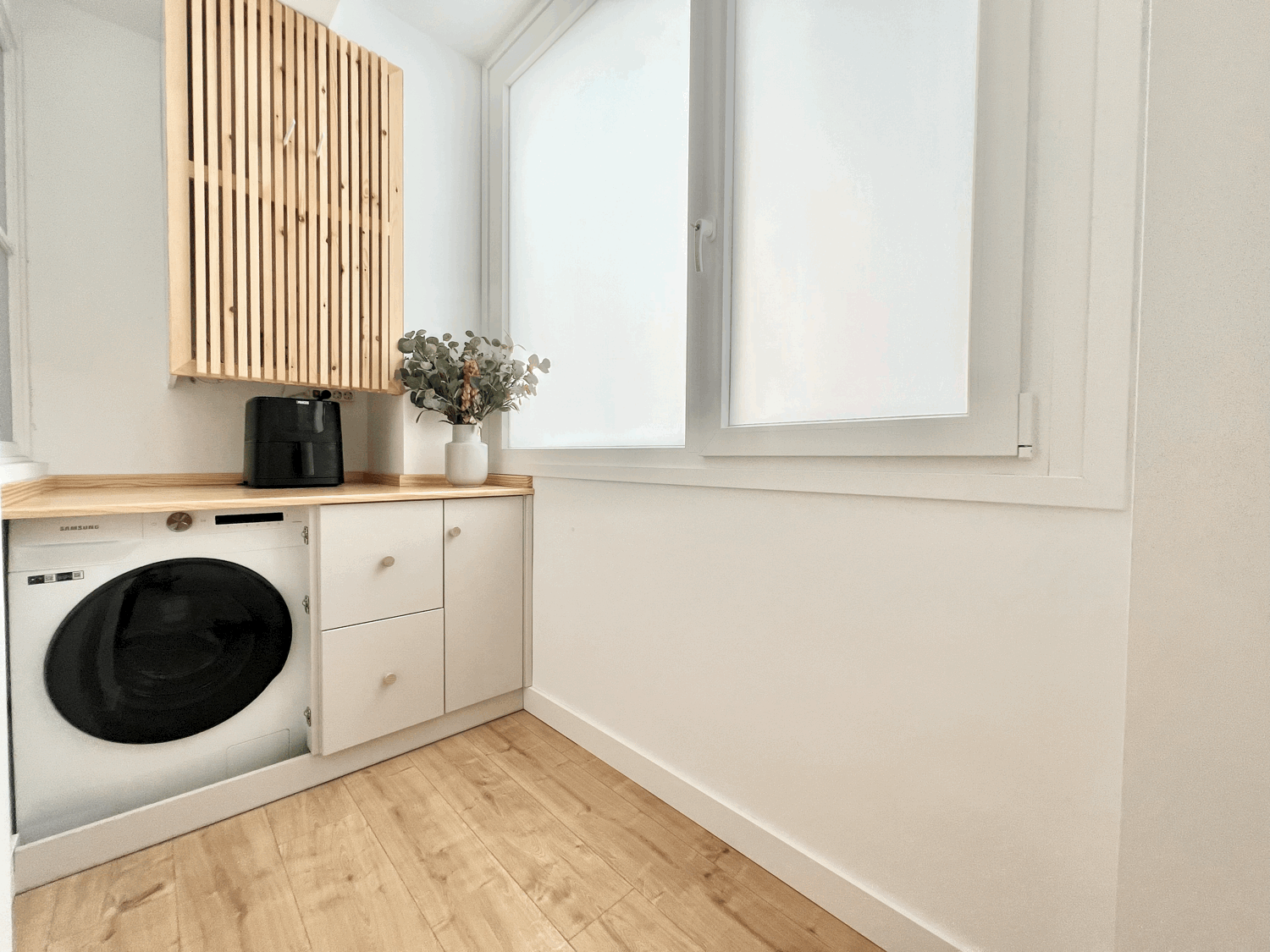 Spectacular ground floor apartment with garden, fully renovated, with three bedrooms and open sea views.