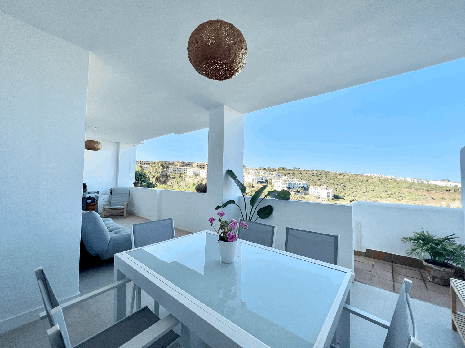 Spectacular ground floor apartment with garden, fully renovated, with three bedrooms and open sea views.