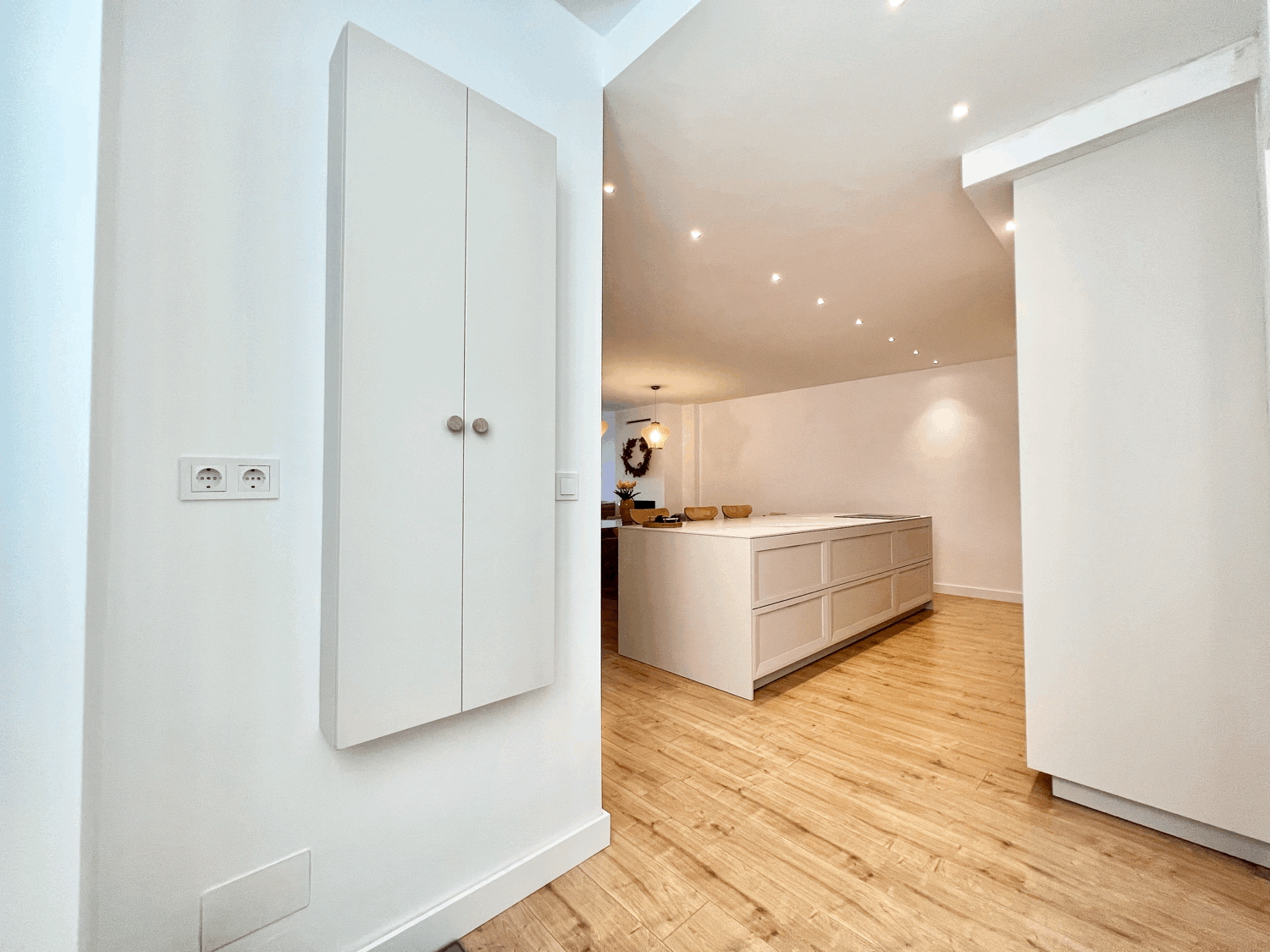 Spectacular ground floor apartment with garden, fully renovated, with three bedrooms and open sea views.