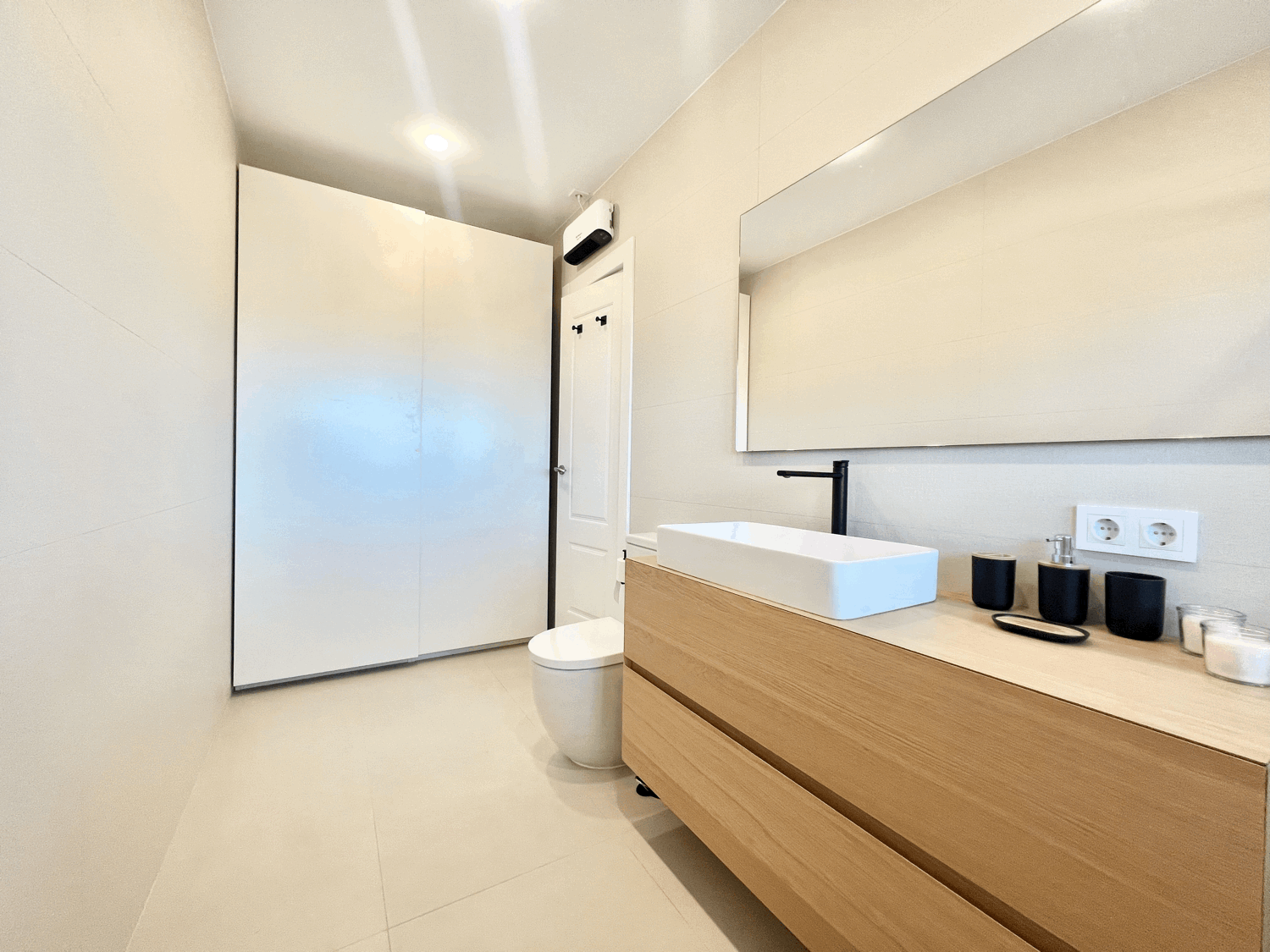 Spectacular ground floor apartment with garden, fully renovated, with three bedrooms and open sea views.