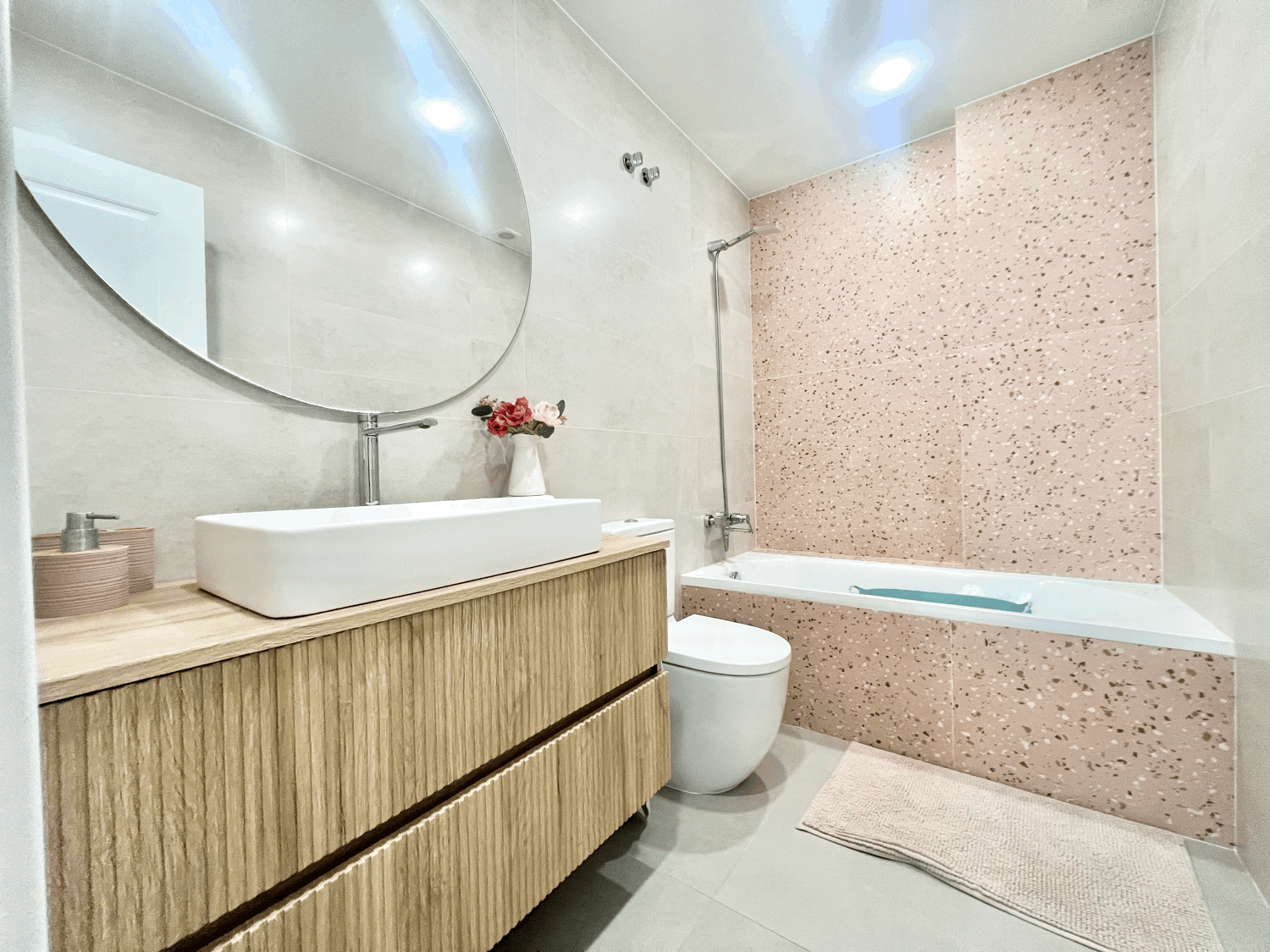 Spectacular ground floor apartment with garden, fully renovated, with three bedrooms and open sea views.