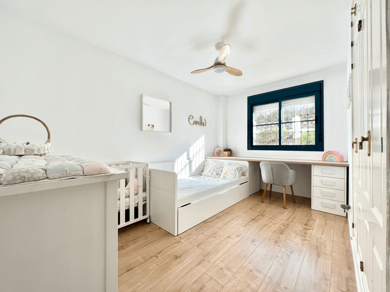 Spectacular ground floor apartment with garden, fully renovated, with three bedrooms and open sea views.