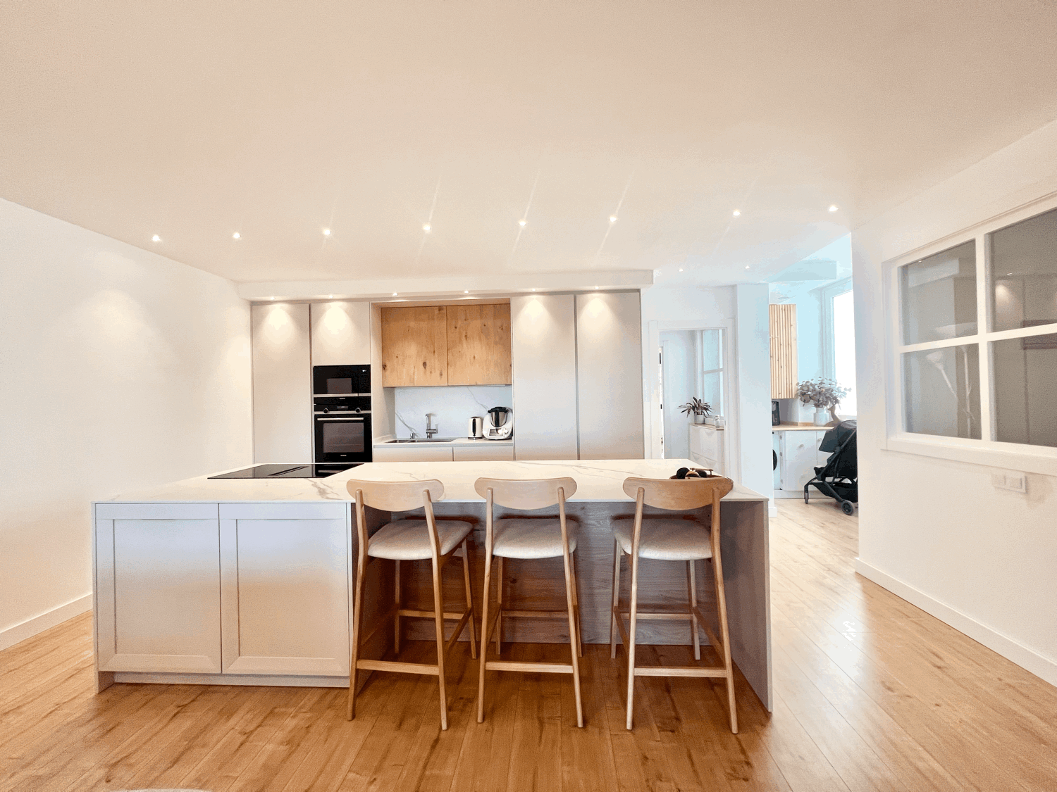 Spectacular ground floor apartment with garden, fully renovated, with three bedrooms and open sea views.