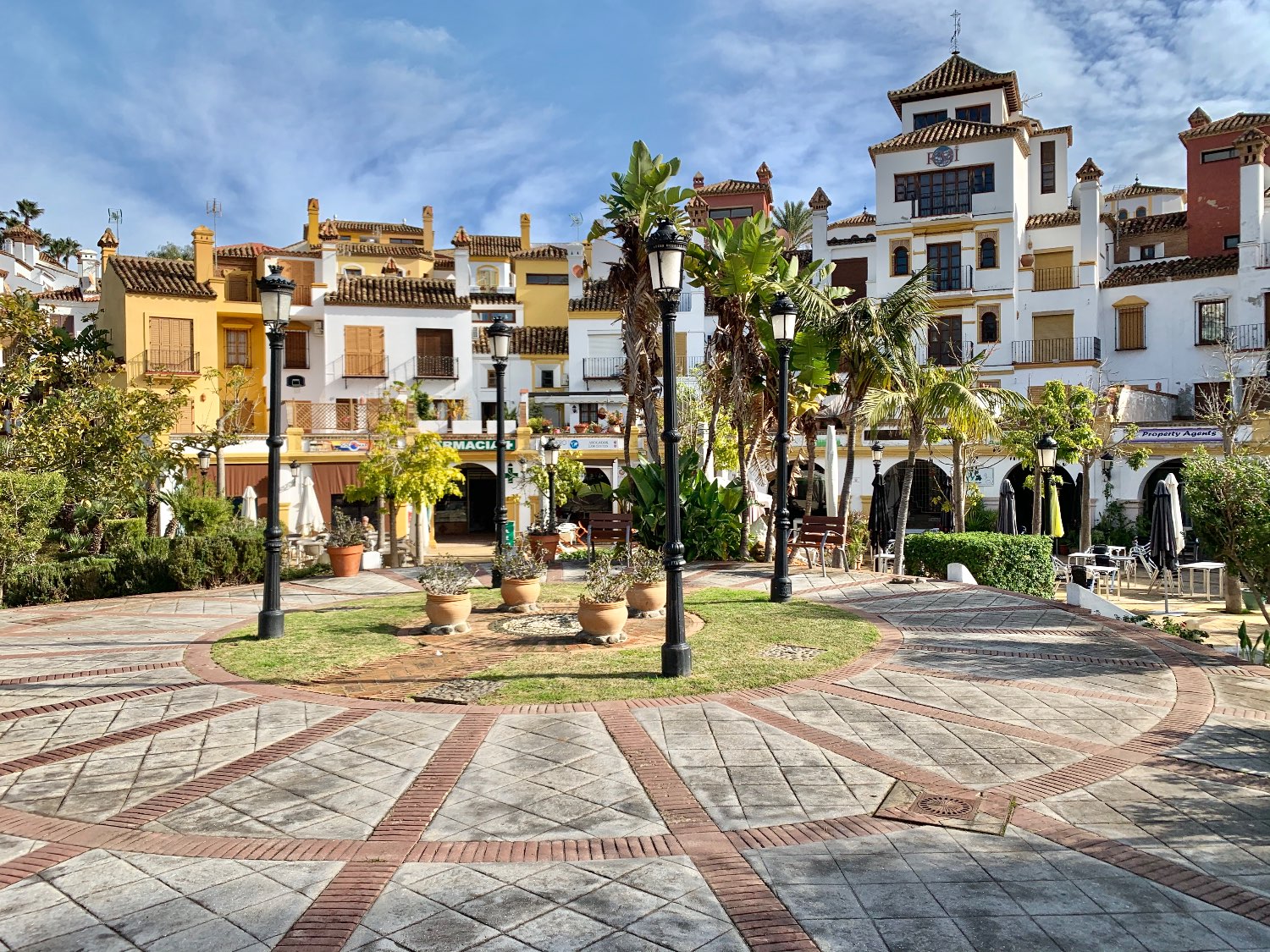 Beautiful semi-detached house with private garden just a few meters from the beach in Alcaidesa