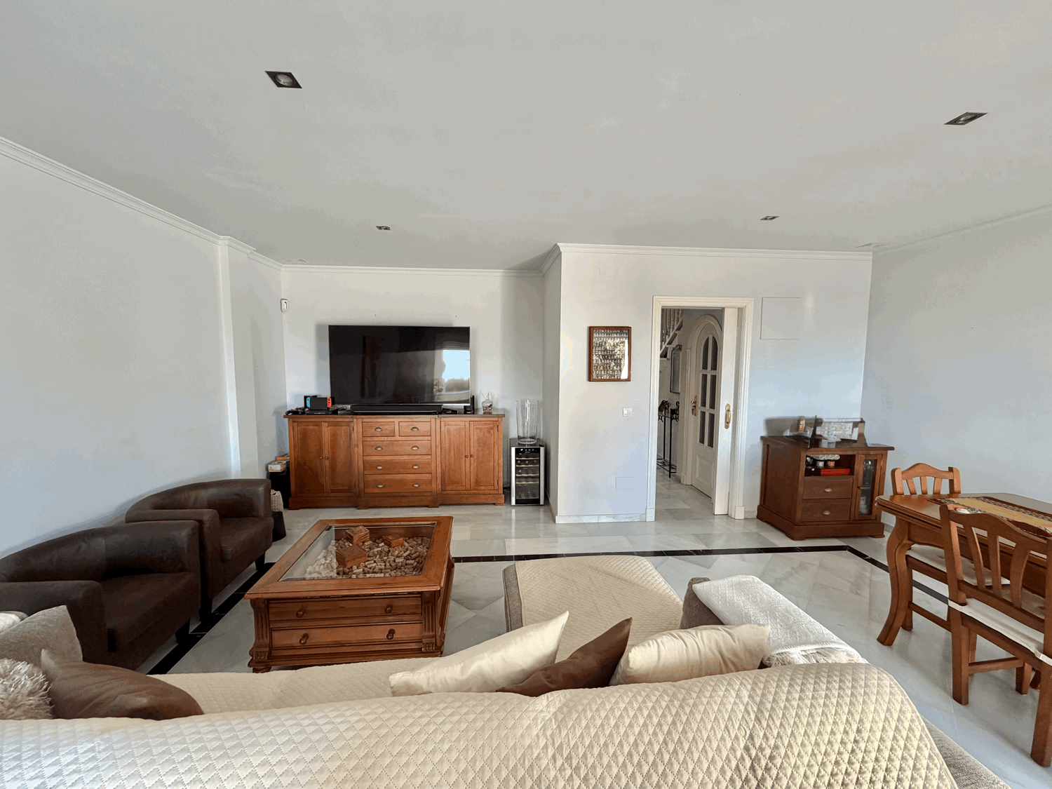 Beautiful semi-detached house with private garden just a few meters from the beach in Alcaidesa